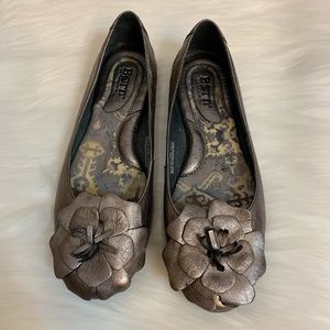 Born Womenswear Flats Size 7/38 Gold Metalic